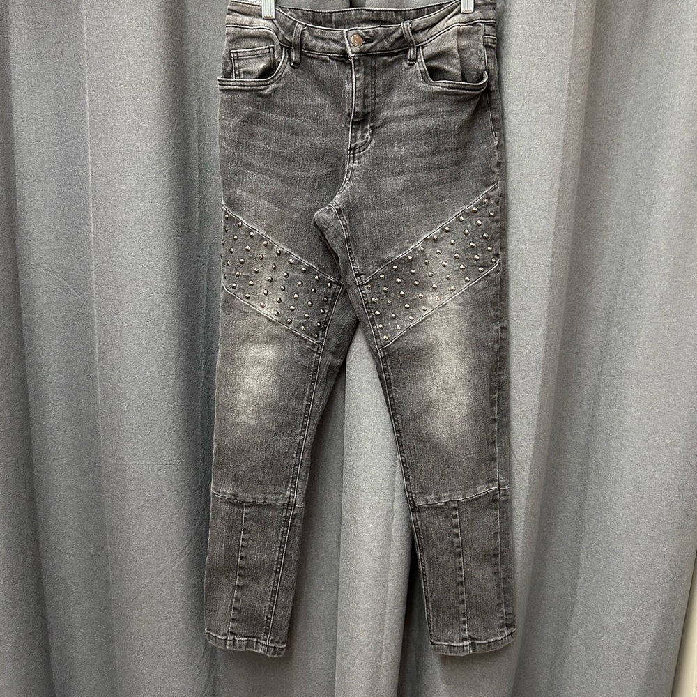 Cute jeans with buckle buttons on the legs